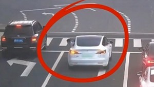 ŠOKUJÚCE VIDEO! Dieťa vypadlo z auta, matka pokračovala v ceste