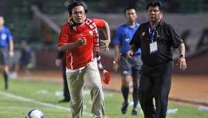 Indonézsky fanúšik chcel zo zúfalstva sám streliť gól, brankár ho vychytal