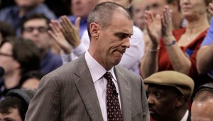 NBA: Tréner Dallasu kopol loptu do diváka