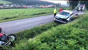 Jazda na oslavy dňa detí sa skončila nehodou. Motorkára po náraze vymrštilo