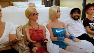 Tento muž sa oženil so štyrmi plastovými bábikami: Je s nimi fyzicky aj citovo spätý