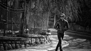 Nový drsný chlapec zo seriálu Za sklom vás dostane