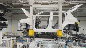 Priemysel je opäť v červených číslach. Výroba áut poklesla, problémy má aj pracovný trh