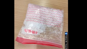 Policajti prekvapili dílera. V aute mal metamfetamín, z ktorého by bolo možné vyrobiť 1 000 dávok drogy