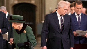 Ďalší škandál princa Andrewa?! Na dva dni sa zamkol v izbe a vkuse sledoval porno!