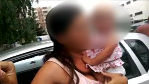 Matka nechala svoje dieťa zamknuté v aute, okoloidúci ho zachraňovali