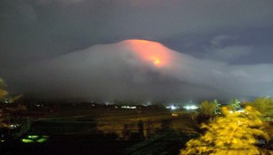 Z okolia filipínskej sopky  evakuovali 40 000 obyvateľov, hrozí erupcia