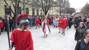 Prešov sa na chvíľu vrátil o dvetisíc rokov späť: Hlavnou ulicou prešla živá krížová cesta