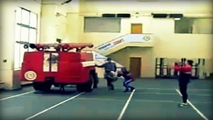 To je rýchlosť! Ruskí hasiči trénujú lezenie