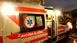 Záchranárom počas zásahu niekto hodil do čelného skla kameň. Miestni tvrdia, že vinníkom je malý chlapec