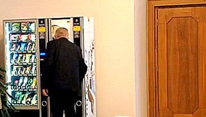 Viac ako 60 ľudí sa otrávilo z jedla z automatu