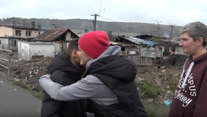 Eňa Podzámska navštívila Nikolasa zo Siedmeho neba v osade. Priniesla mu dar