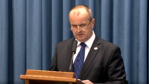 Povyšovanie vojenských hodností politikov prinieslo návrhy na zmenu zákona