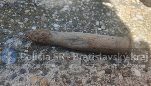 Muž našiel v záhrade nevybuchnutú muníciu z druhej svetovej vojny