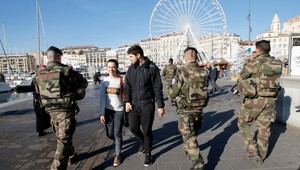 Polícia identifikovala troch atentátnikov, pátra po komplicovi