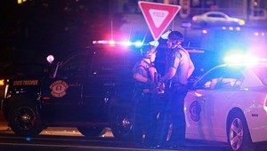 Karta sa obrátila. Vo Fergusone postrelili policajtku