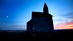 Kňaza súdia pre zneužívanie dievčatka, ktoré dnes vychováva jeho syna