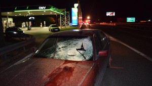 FOTO: Tragická nehoda na R1. Chodec si chcel skrátiť cestu na pumpu