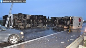 FOTO: Nehoda kamiónu zablokovala diaľnicu D1, vodič dostal mikrospánok