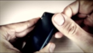 Mladík sľúbil kamarátom mobily za dobré ceny. Museli na neho podať trestné oznámenie