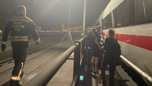 Z tunela pri Viedni vyslobodili stovky pasažierov: Vysokorýchlostný vlak uviazol v tme