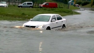 S autom do vody po svetlá. Po zatopení neštartujte