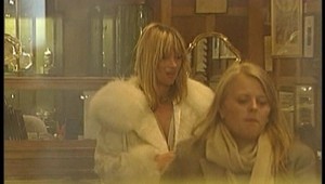 Allen označila Moss za hlúpu figurínu na obliekanie