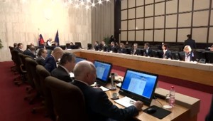 Tripartita rokovala o zvýšení príplatkov za prácu. Dohodli sa, že sa dohodnú