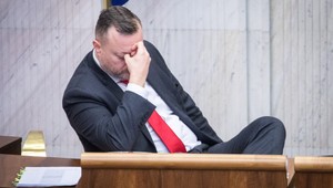 Krajniak tvrdí, že na transportéroch chcú zarobiť podnikatelia blízki SNS