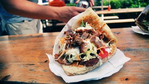 Nad kebabmi sa zmráka. Europoslanci chcú zakázať používanú zložku mäsa