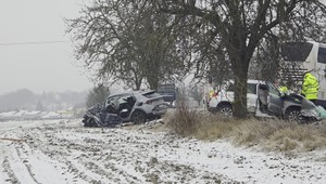 Hrozivá ranná zrážka na Záhorí: Autobus sa zrazil s dvomi vozidlami