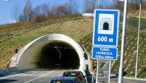 Dopravná nehoda uzavrela tunel. Hlásia aj zranených