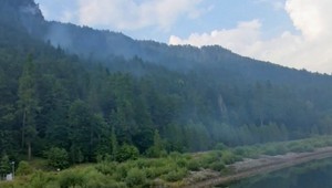 Hasiči bojujú s požiarom pri Východnej, práce komplikuje skalnatý terén