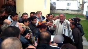 Veľkolepý pohreb rómskeho Vajdu pri Piešťanoch. Pozrite sa