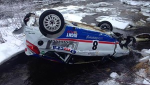 Nórska rely. Štyri saltá a z auta zostali plechy