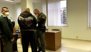 Otec mal v kúpeľni sexuálne zneužiť svoju malú dcéru: Na pojednávaní svoju vinu poprel