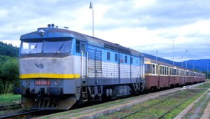 Opití mladíci zaútočili vo vlaku na farára aj Rómov