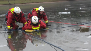 Odmäk je nebezpečný: Čo robiť, keď sa pod vami preborí ľad?