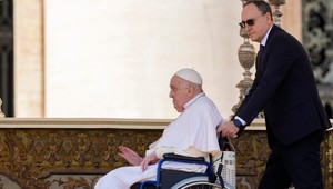 Pápež František sa prvýkrát od prepustenia z nemocnice ukázal na verejnosti