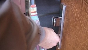 Okradol muža, ktorý ho ubytoval