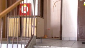 Nechutné! Vykonal veľkú potrebu z okna paneláku