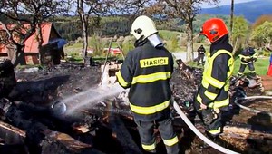 V Hriňovej zhorela drevenica, zahynula v nej dôchodkyňa