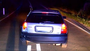 Ukradol kľúče od auta, bol opitý a takmer zrazil policajta. Neporiadny vodič mal len 16 rokov