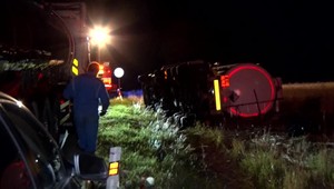 Cisternu vytiahli až po 48 hodinách. Prevážala nebezpečný hydroxid sodný