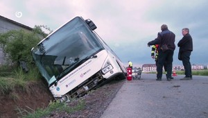 Motorkár im skrížil cestu a zmizol: Autobus s cestujúcimi sa pri vyhýbaní prevrátil