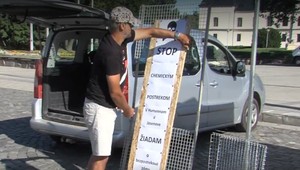 Mesto začalo s postrekmi pre škodcov. Niektorí Humenčania sú proti, svojrázne zakročili