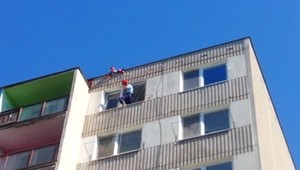 Galantný zásah hasičov. Pri záchrannej akcii zlanili budovu, aby mužovi nepoškodili dvere