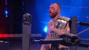 Wrestlera museli zašívať, súper ho trafil nesprávnou stoličkou