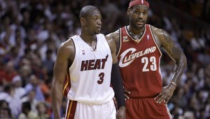 James zatienil Wadea v dramatickom závere duelu v Miami a Cavs vyhrali