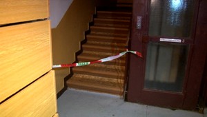 Na chodbe našli mŕtveho 53-ročného muža s poranením hlavy